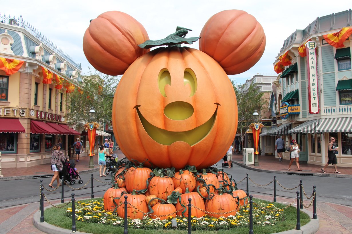 Fall-Time-Disneyland-Mickey-Pumpkin